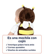 Es una mochila con cojín en forma de animalito, diseños surtidos